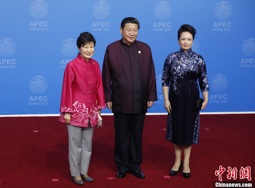 圖為習(xí)近平夫婦歡迎韓國總統(tǒng)樸槿惠。中新社發(fā) 杜洋 攝