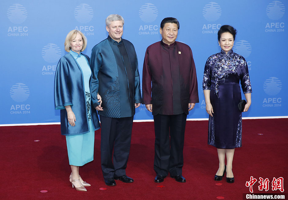 圖為習(xí)近平夫婦歡迎加拿大總理哈珀夫婦。中新社發(fā) 杜洋 攝