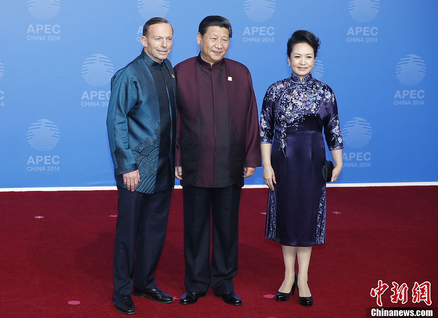 圖為習(xí)近平夫婦歡迎澳大利亞總理阿博特。中新社發(fā) 杜洋 攝