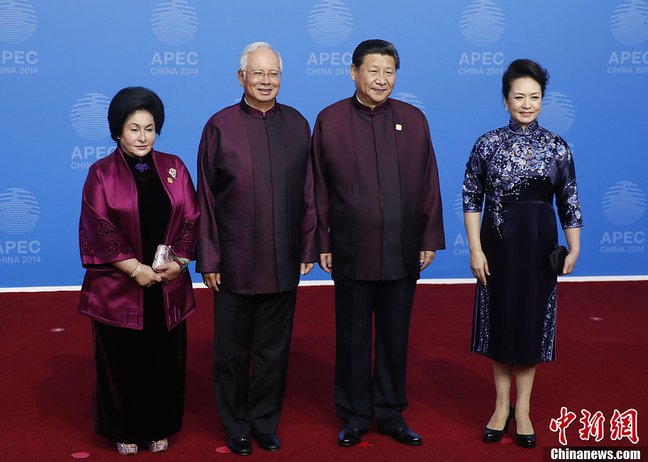 圖為習(xí)近平夫婦歡迎馬來西亞總理納吉布夫婦。中新社發(fā) 杜洋 攝