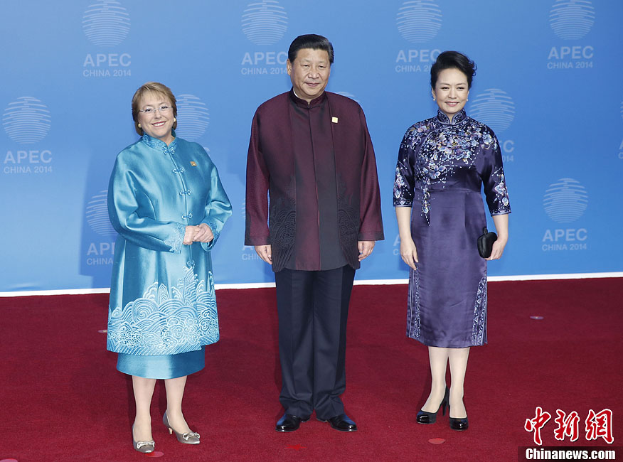 圖為習(xí)近平夫婦歡迎智利總統(tǒng)巴切萊特。中新社發(fā) 杜洋 攝