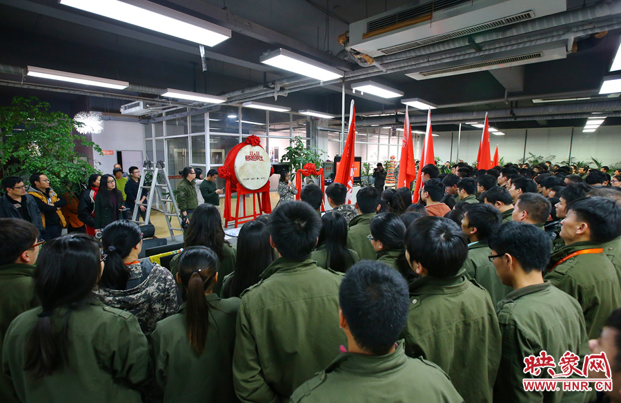 “雙十一”零點到來前，電商的負(fù)責(zé)人為一線員工鼓勁加油