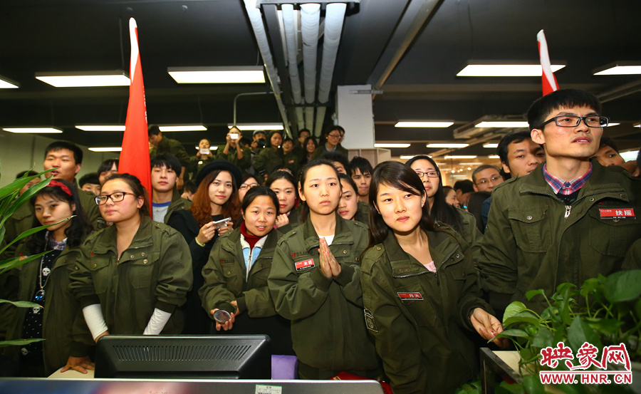 很多員工注視著屏幕上不斷攀升的銷售額，期望能創(chuàng)下新高