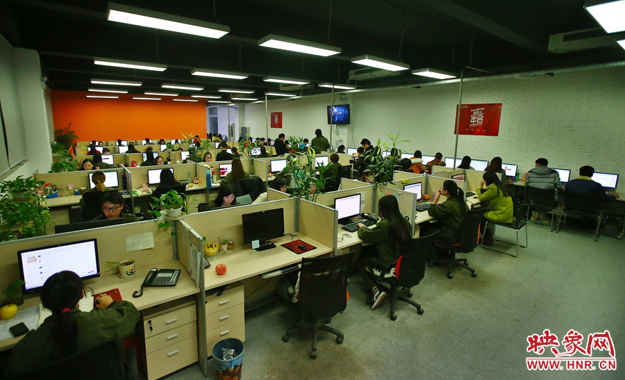客服大廳內(nèi)，每天電腦前都坐著忙碌的客服人員