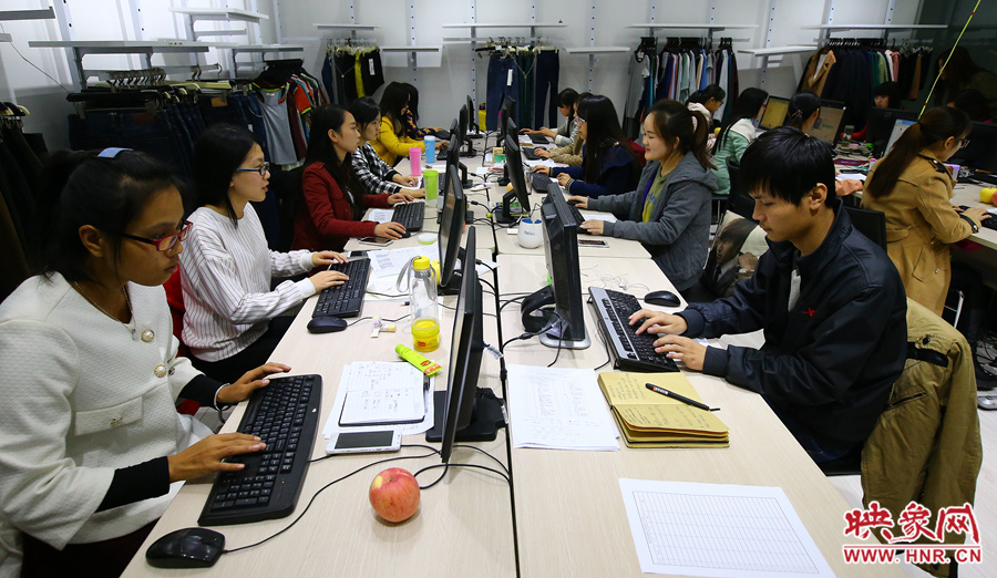 深夜中，忙碌的客服