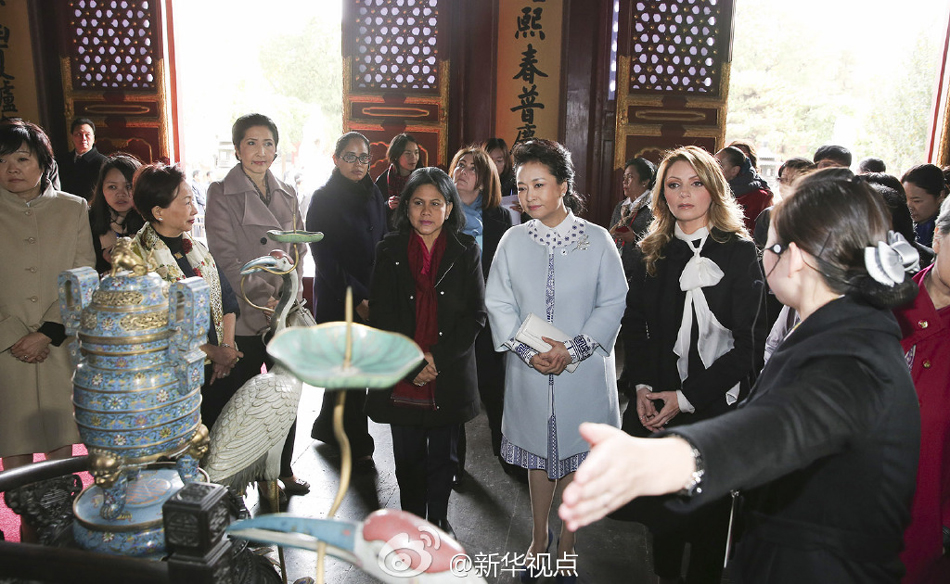 彭麗媛11日邀請來華出席2014年APEC領導人非正式會議的部分經(jīng)濟體領導人或代表的夫人參觀世界文化