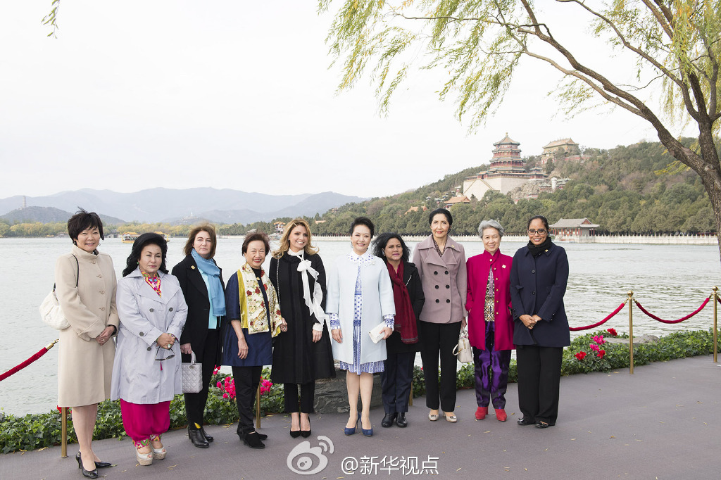 彭麗媛11日邀請來華出席2014年APEC領導人非正式會議的部分經(jīng)濟體領導人或代表的夫人參觀世界文化
