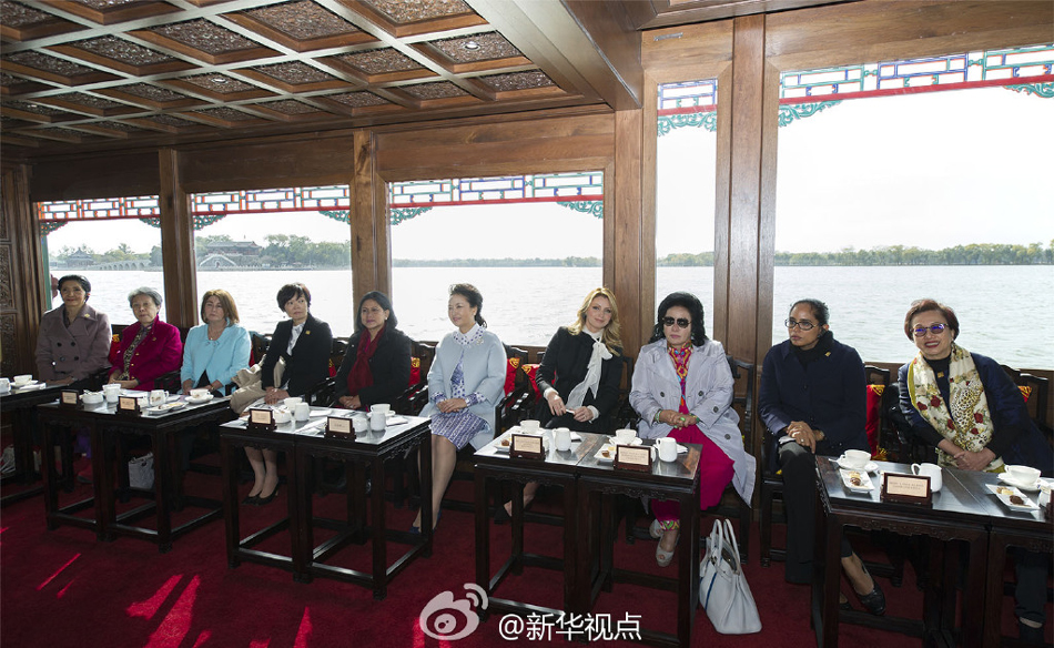 彭麗媛11日邀請來華出席2014年APEC領導人非正式會議的部分經(jīng)濟體領導人或代表的夫人參觀世界文化