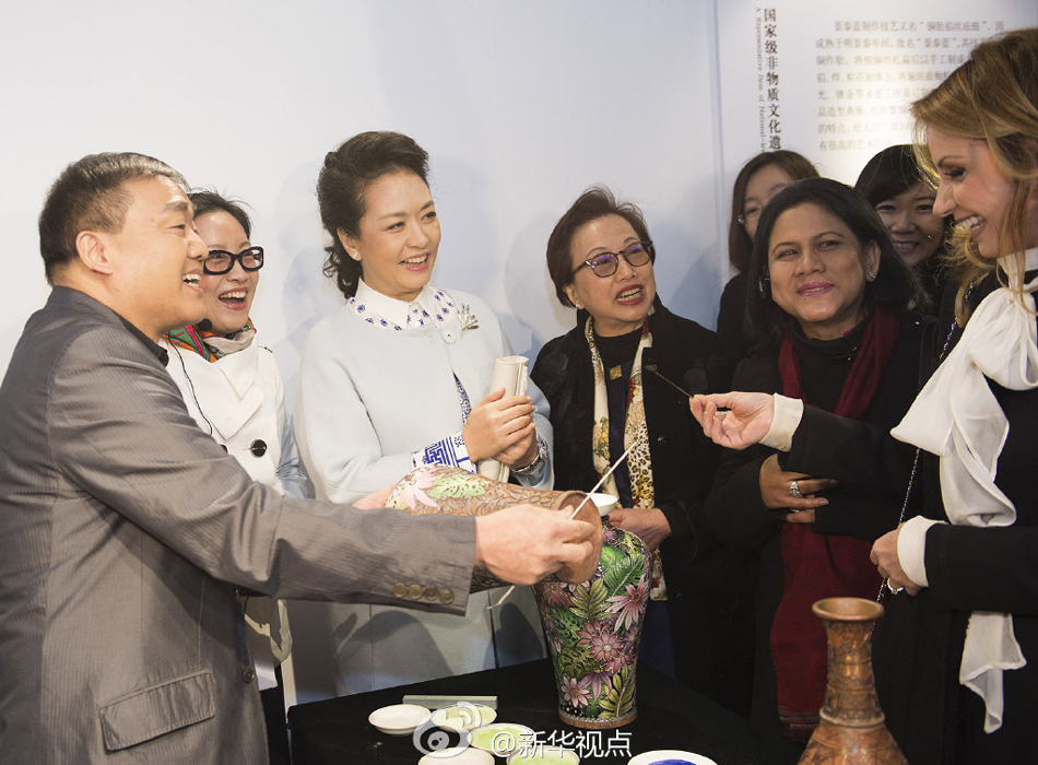 彭麗媛11日邀請來華出席2014年APEC領導人非正式會議的部分經(jīng)濟體領導人或代表的夫人參觀世界文化