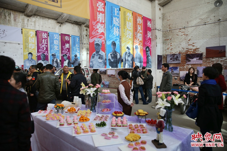 影展現(xiàn)場(chǎng)介紹河南籍賽車(chē)的手條幅掛滿(mǎn)展室。