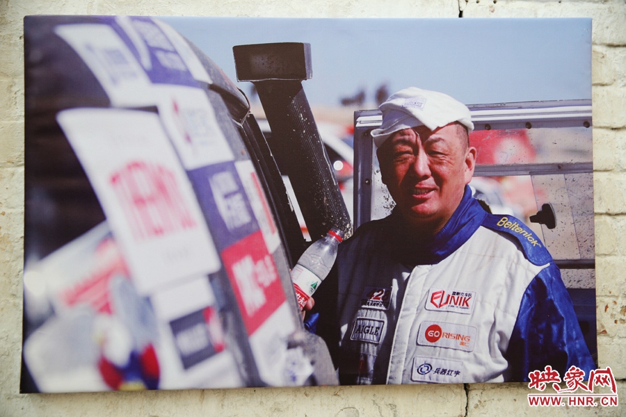 賽車(chē)的世界、更是男人的世界。圖為部分參展攝影作品。