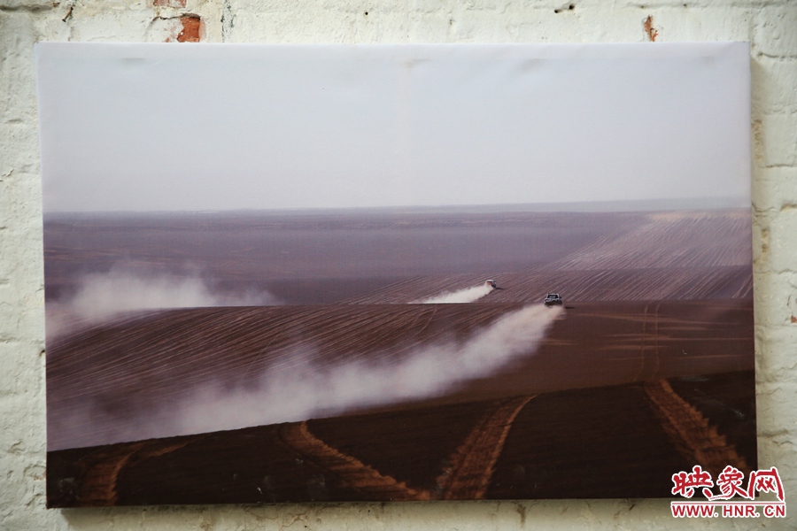 賽車(chē)的世界、更是男人的世界。圖為部分參展攝影作品。