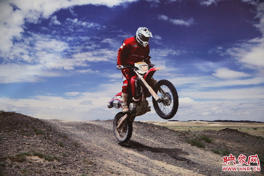 賽車(chē)的世界、更是男人的世界。圖為部分參展攝影作品。