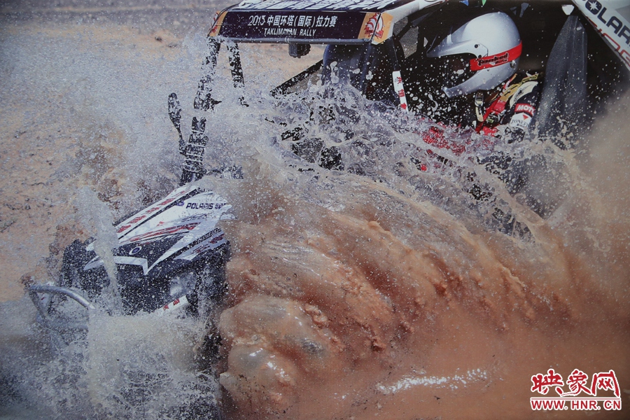 賽車(chē)的世界、更是男人的世界。圖為部分參展攝影作品。