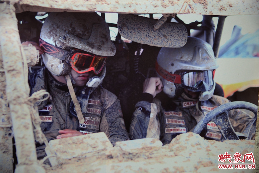 賽車(chē)的世界、更是男人的世界。圖為部分參展攝影作品。