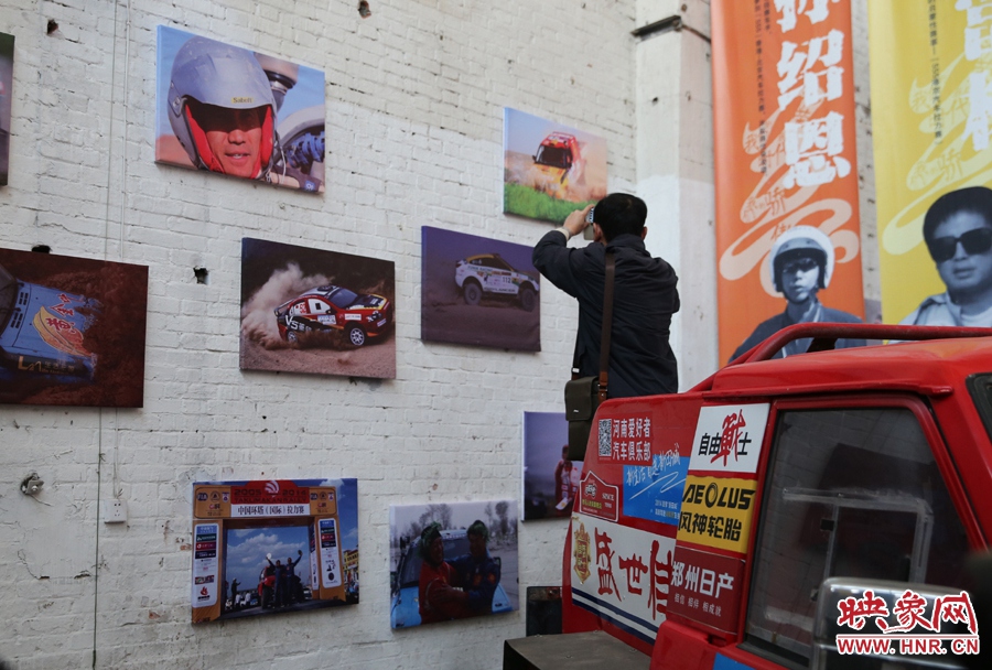 賽車(chē)上的攝影師。