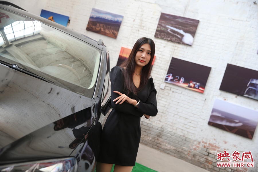 姐是車(chē)模，賽車(chē)的車(chē)。