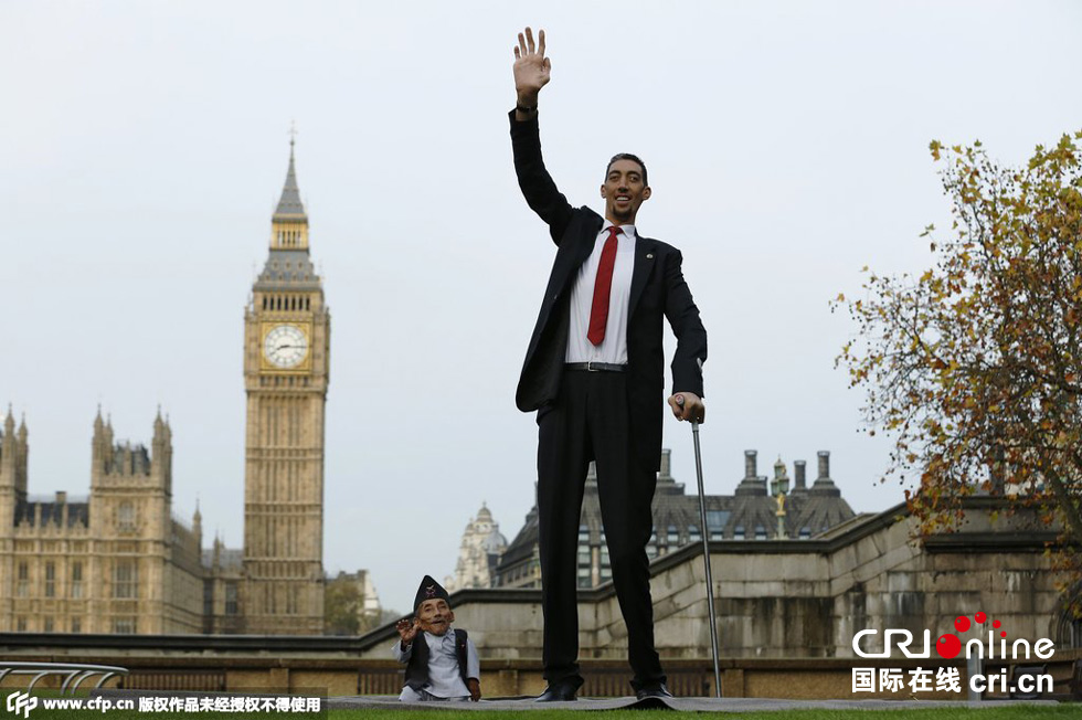 當(dāng)?shù)貢r(shí)間2014年11月13日，英國倫敦，世界上最矮的男子錢德拉·巴哈杜爾·唐吉與世界上最高的男子蘇