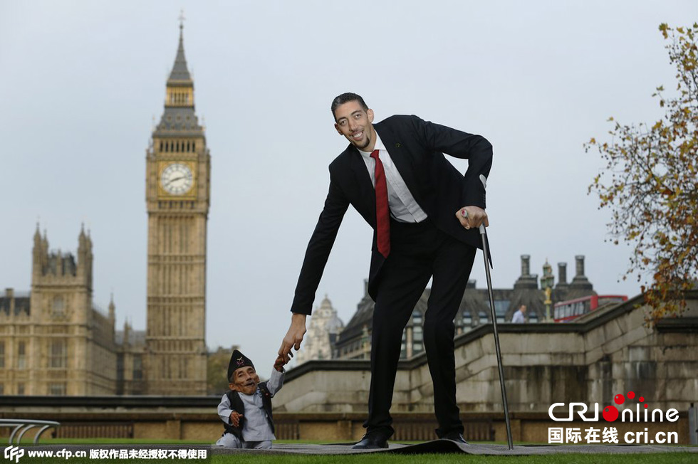 當(dāng)?shù)貢r(shí)間2014年11月13日，英國倫敦，世界上最矮的男子錢德拉·巴哈杜爾·唐吉與世界上最高的男子蘇