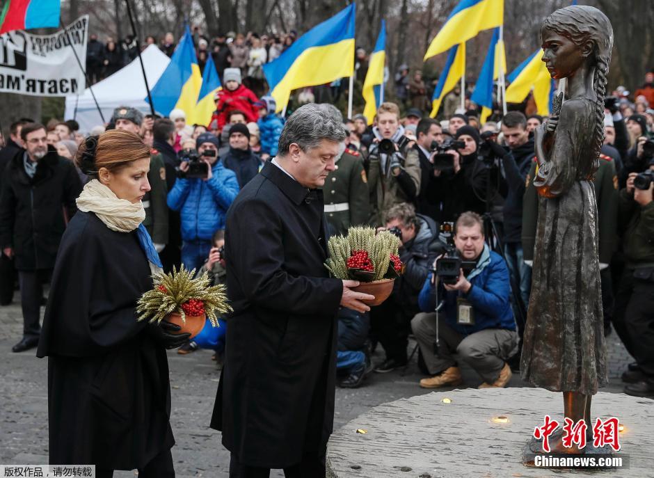 當(dāng)?shù)貢r(shí)間2014年11月22日，烏克蘭基輔，民眾舉行儀式紀(jì)念1932-1933烏克蘭大饑荒81周年