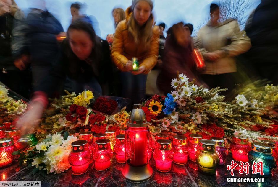 當(dāng)?shù)貢r(shí)間2014年11月22日，烏克蘭基輔，民眾舉行儀式紀(jì)念1932-1933烏克蘭大饑荒81周年