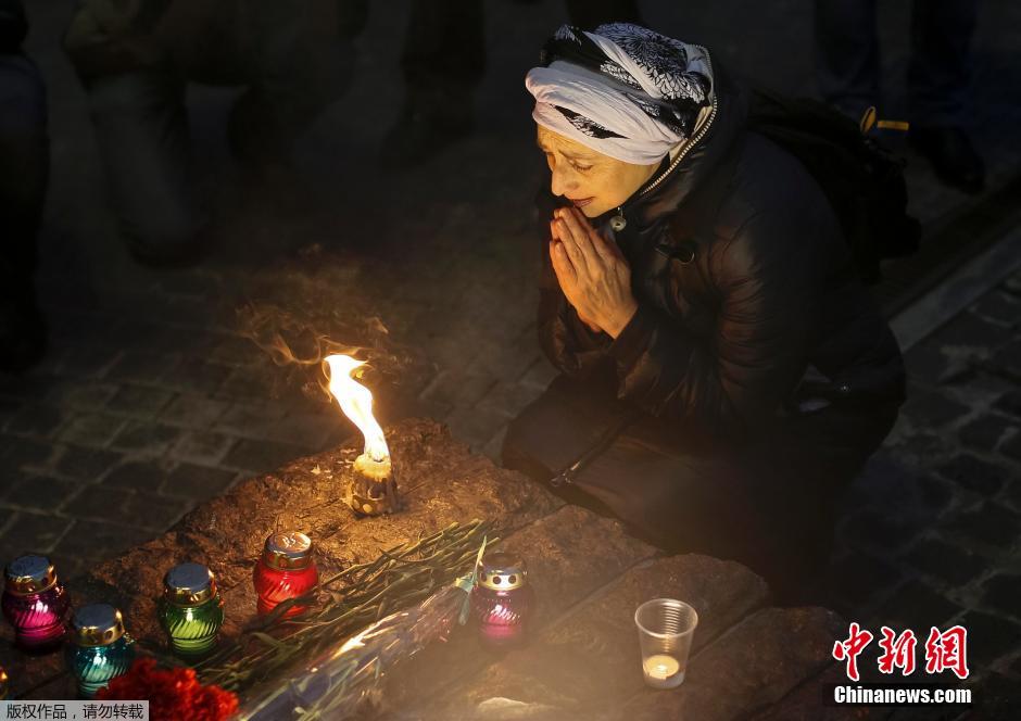 當(dāng)?shù)貢r(shí)間2014年11月22日，烏克蘭基輔，民眾舉行儀式紀(jì)念1932-1933烏克蘭大饑荒81周年