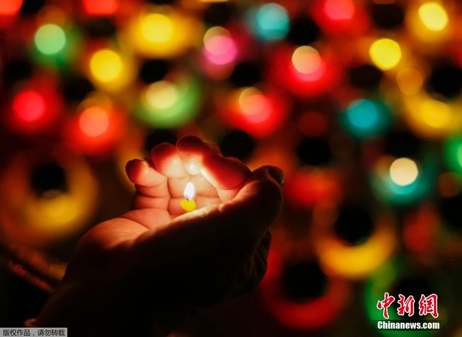 當(dāng)?shù)貢r(shí)間2014年11月22日，烏克蘭基輔，民眾舉行儀式紀(jì)念1932-1933烏克蘭大饑荒81周年