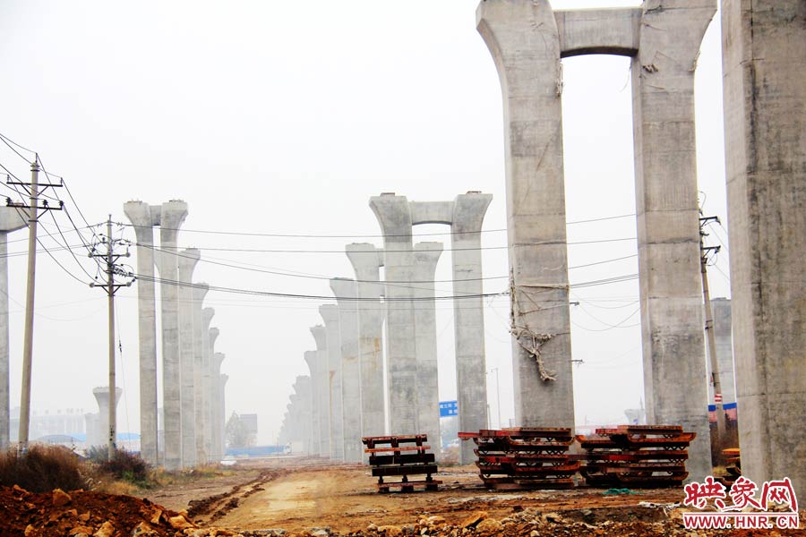 南北方向已架起數(shù)百根橋墩，一眼望不到邊際。