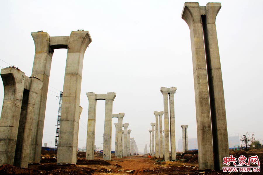 橋墩聳立，一片荒涼。