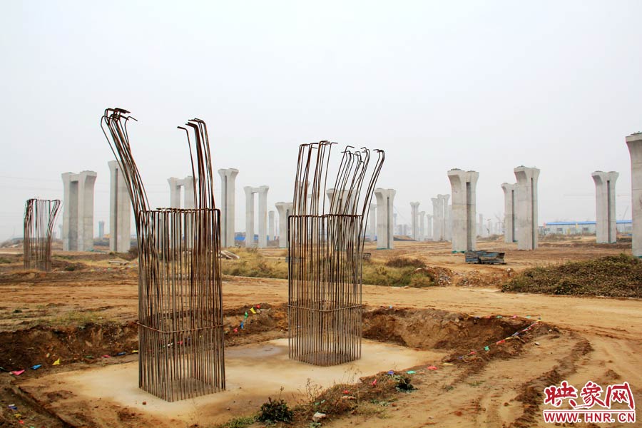 位于鄭州市南四環(huán)的京廣快速路南延工程已經(jīng)停工數(shù)月，現(xiàn)場(chǎng)幾百根橋墩已經(jīng)架起，場(chǎng)面甚是“震撼”。