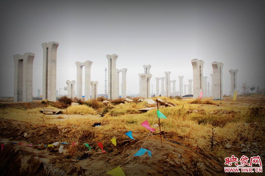 由于項(xiàng)目已經(jīng)停工數(shù)月，施工工地上很難見(jiàn)到工人，設(shè)備也很少，雜草叢生，顯得非?；臎觥? width=