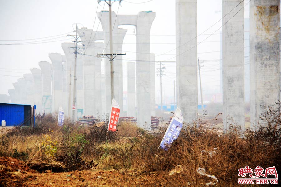 整個(gè)京廣快速路南段工程共分為六個(gè)工區(qū)，柴鍋轉(zhuǎn)盤(pán)處是京廣快速路南段三工區(qū)的施工區(qū)域。