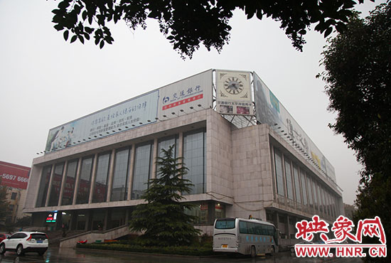 兩塊巨幅廣告牌仍然存在。