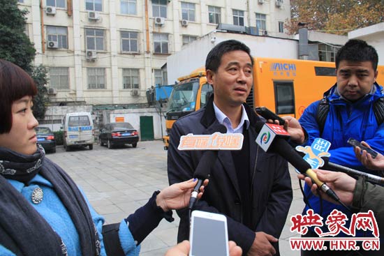 鄭州城市管理局行政執(zhí)法監(jiān)察支隊(duì)二大隊(duì)副大隊(duì)長杜陸水就“河南省人民會堂違法戶外廣告”一事，接受媒體采訪