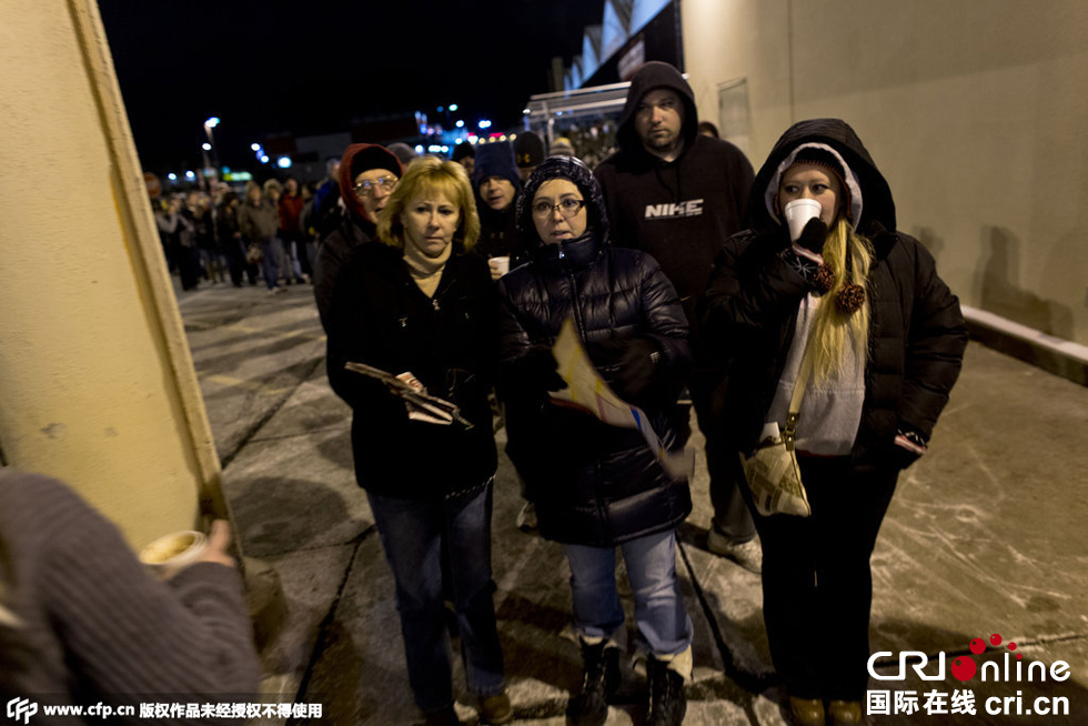 美國“黑色星期五”促銷啟動 民眾深夜宿營排隊搶購 美國“黑色星期五”促銷啟動 民眾深夜宿營排隊搶購