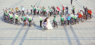 騎友們圍成一個(gè)“心”形，郝幸福在心尖上深情地親吻著新娘。