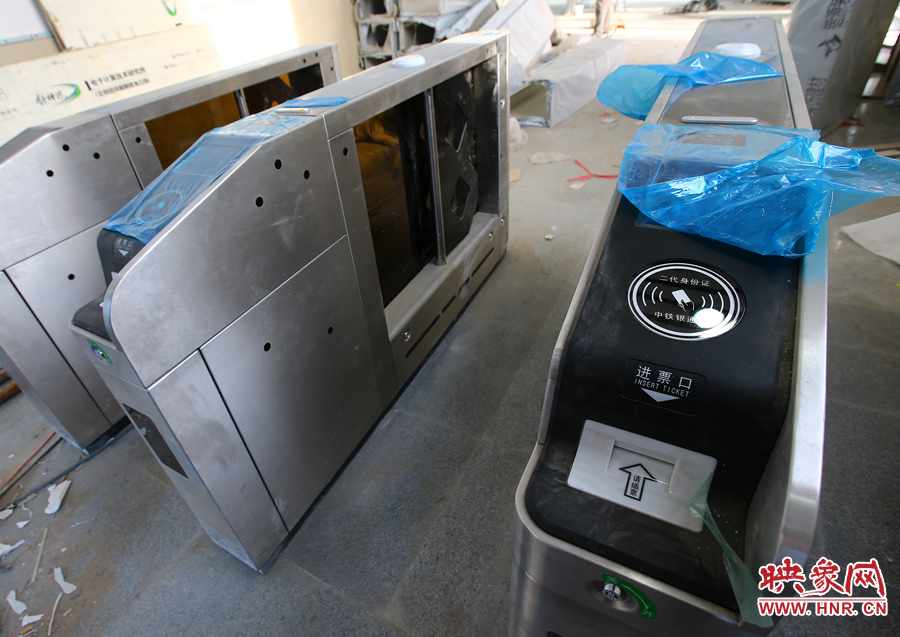 進站閘機上有二代身份證感應區(qū)域