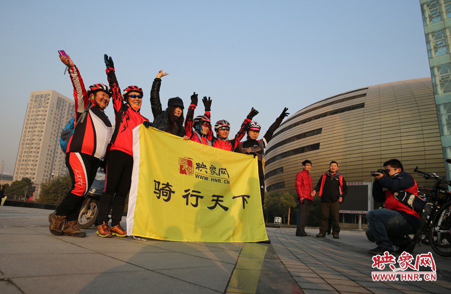 映象網(wǎng)騎行天下的車友，快樂寫在臉上