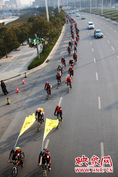 愛心騎行隊(duì)伍秩序井然