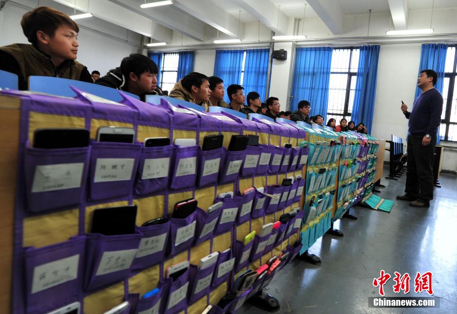 河北一大學(xué)拒絕“課堂低頭族” 學(xué)生上課“人機(jī)分離” 河北一大學(xué)拒絕“課堂低頭族” 學(xué)生上課“人機(jī)分離”