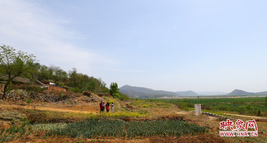 畫面左側(cè)的石井村是個只有十幾口人的小村，庫區(qū)移民搬遷時從遠處低洼處遷到此