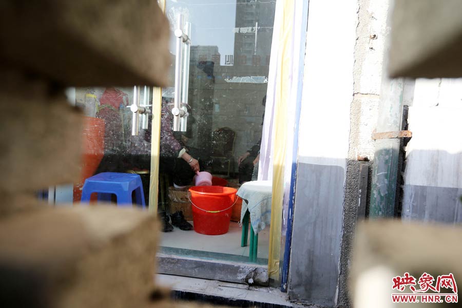 墻內(nèi)一家店面正常營業(yè)。