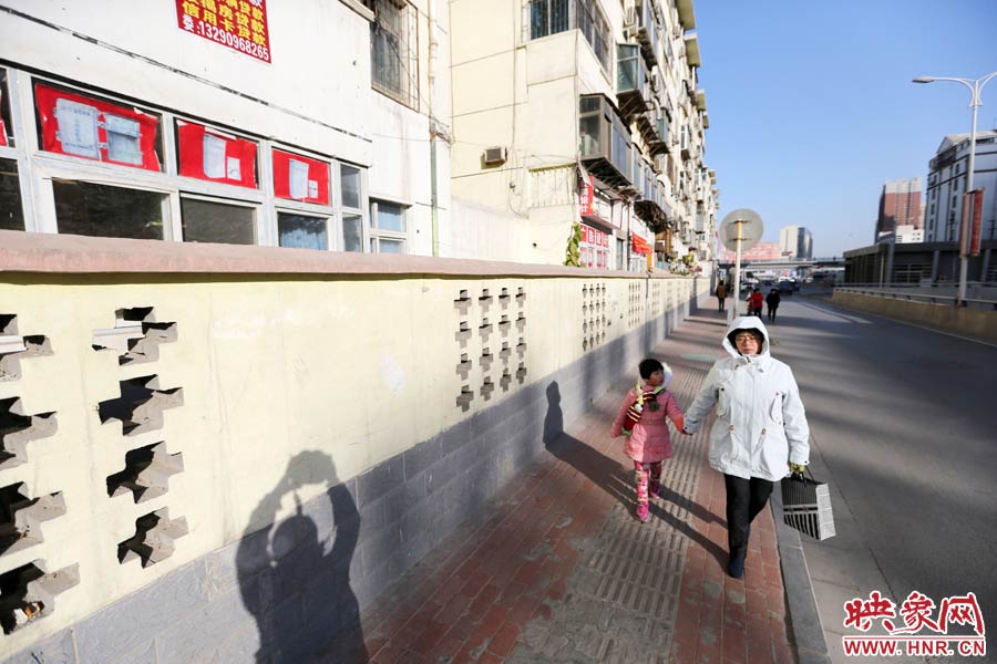 市民從墻外走過。