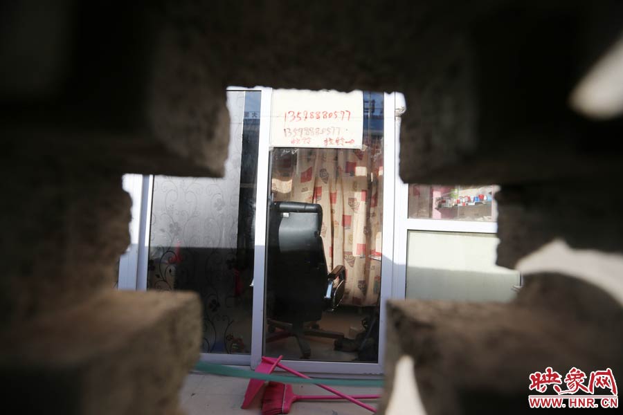 透過墻上的格子，可以看到里面的一切。