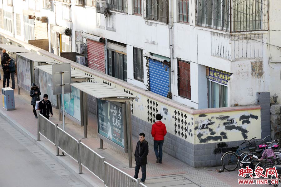 圍墻外是一處公交站牌。