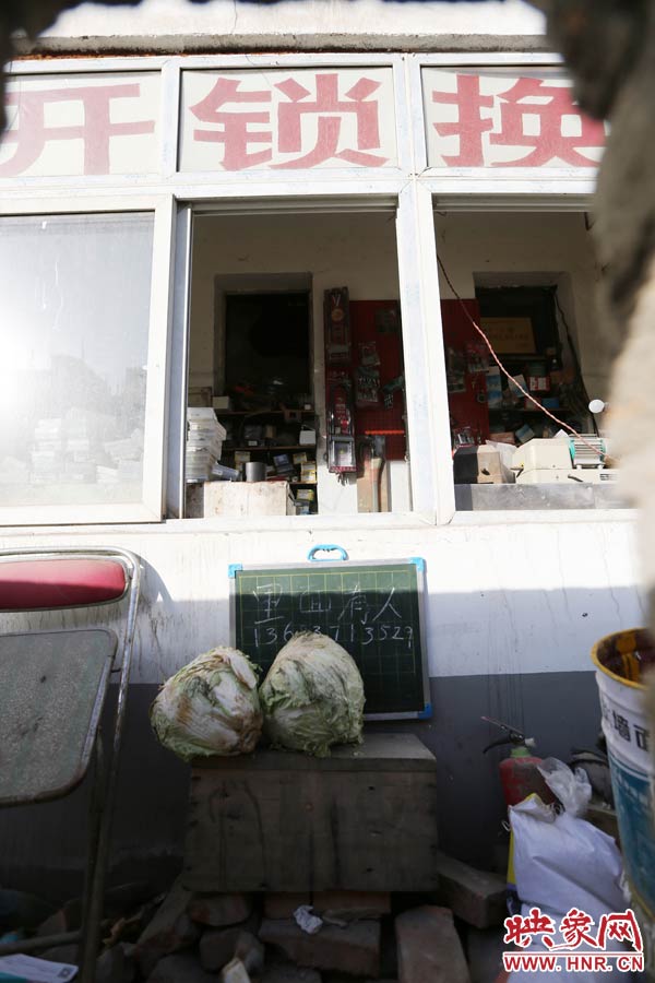 一家開鎖的商戶掛了一個牌子，上面寫著“里面有人”，提醒市民這里正常營業(yè)。