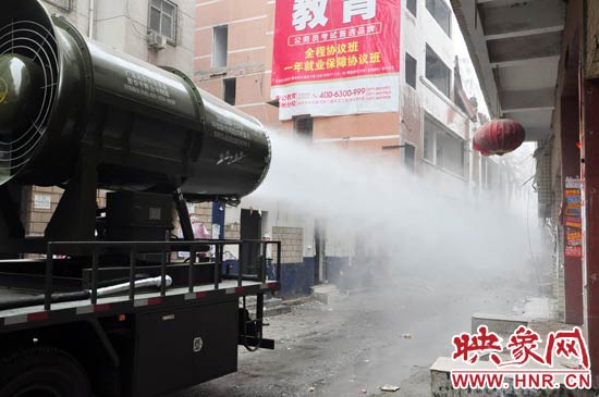 針對(duì)造成霧霾的主兇“建筑工地?fù)P塵”，“霧炮車(chē)”降塵除塵效果能到到80%。