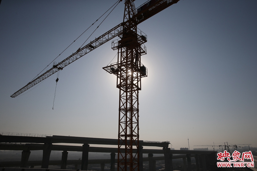 隴海高架與西四環(huán)立交仍在緊張施工中。