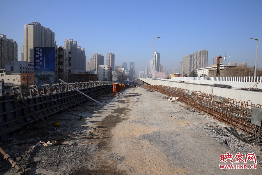 由西向東方向，嵩山南路出口以東，仍在緊張施工中。