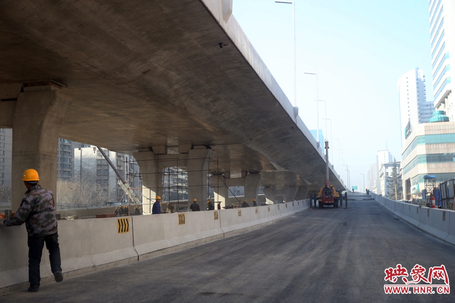 由西向東方向，嵩山南路出口以東，仍在緊張施工中。